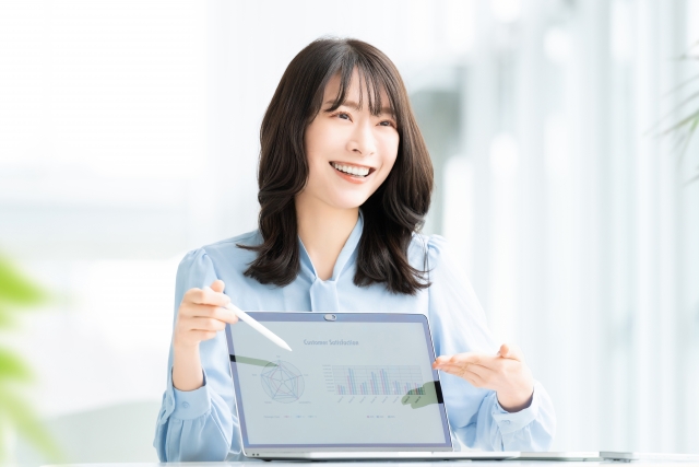 若い女性がタブレットを利用して説明している