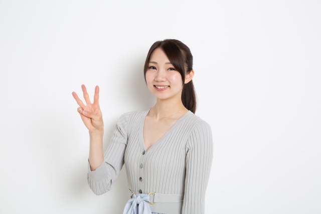 3つのおすすめポイントを紹介している女性