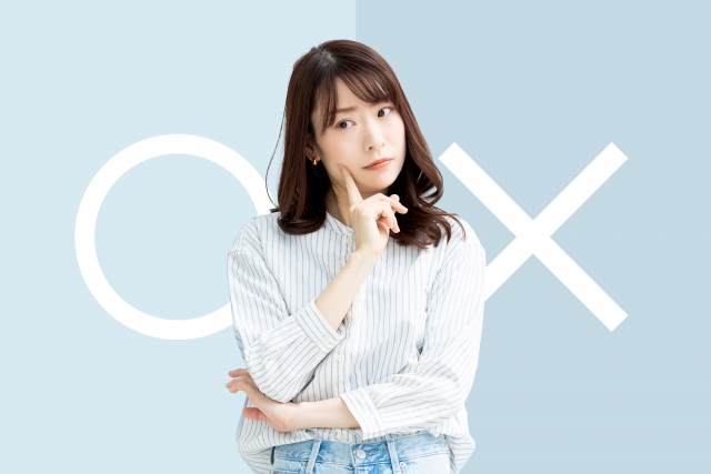 若い女性が頬に指をあてながら首をかしげて評判や口コミの良い悪いを考えている