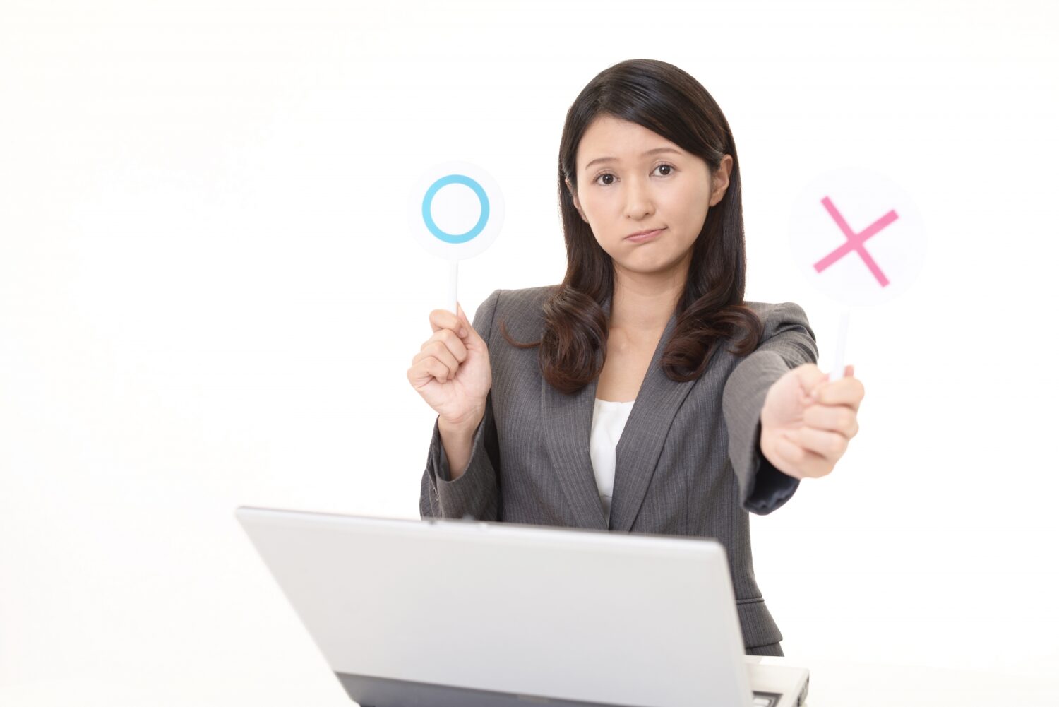 ✕印のカードで評価している女性
