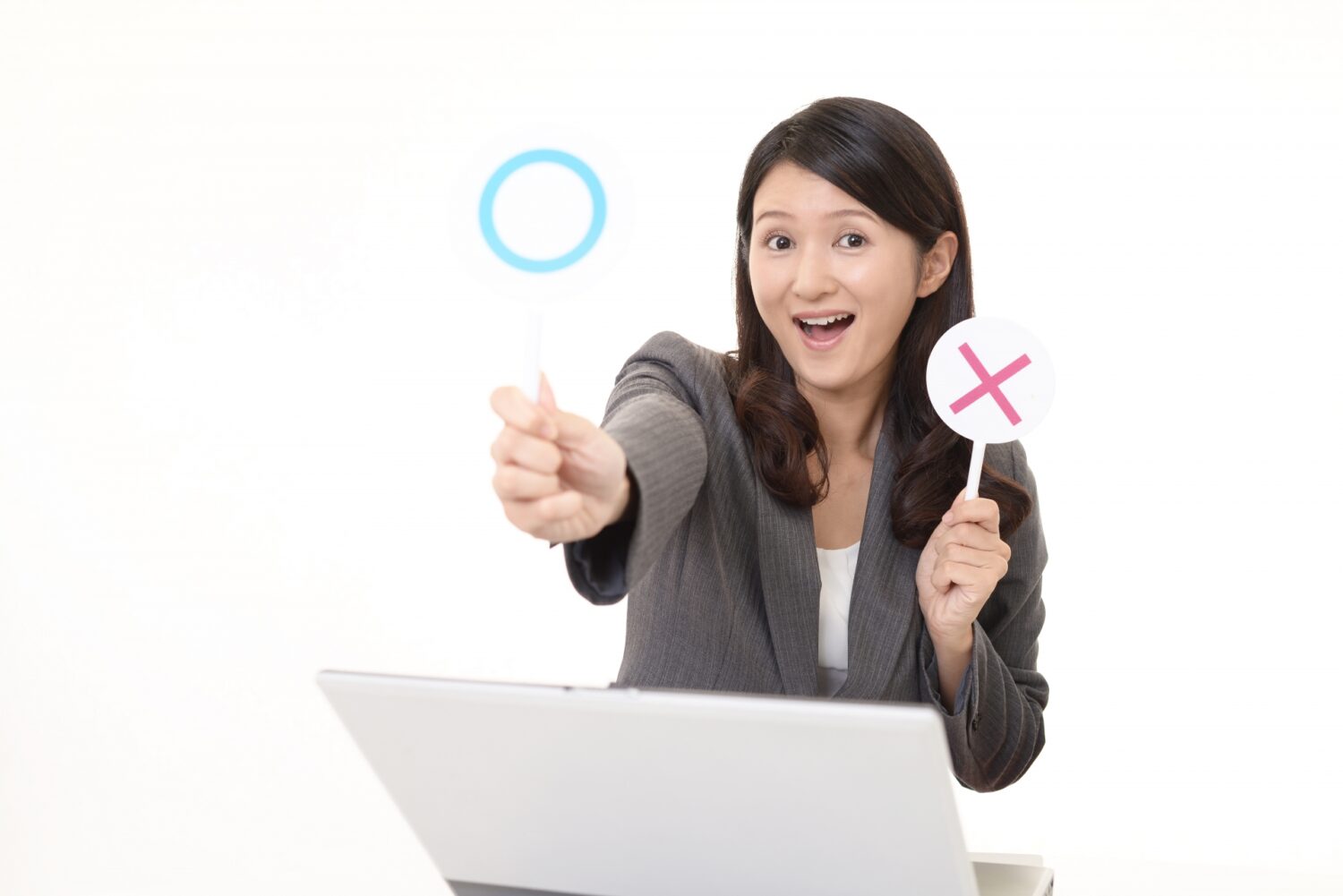〇印のカードで評価している女性