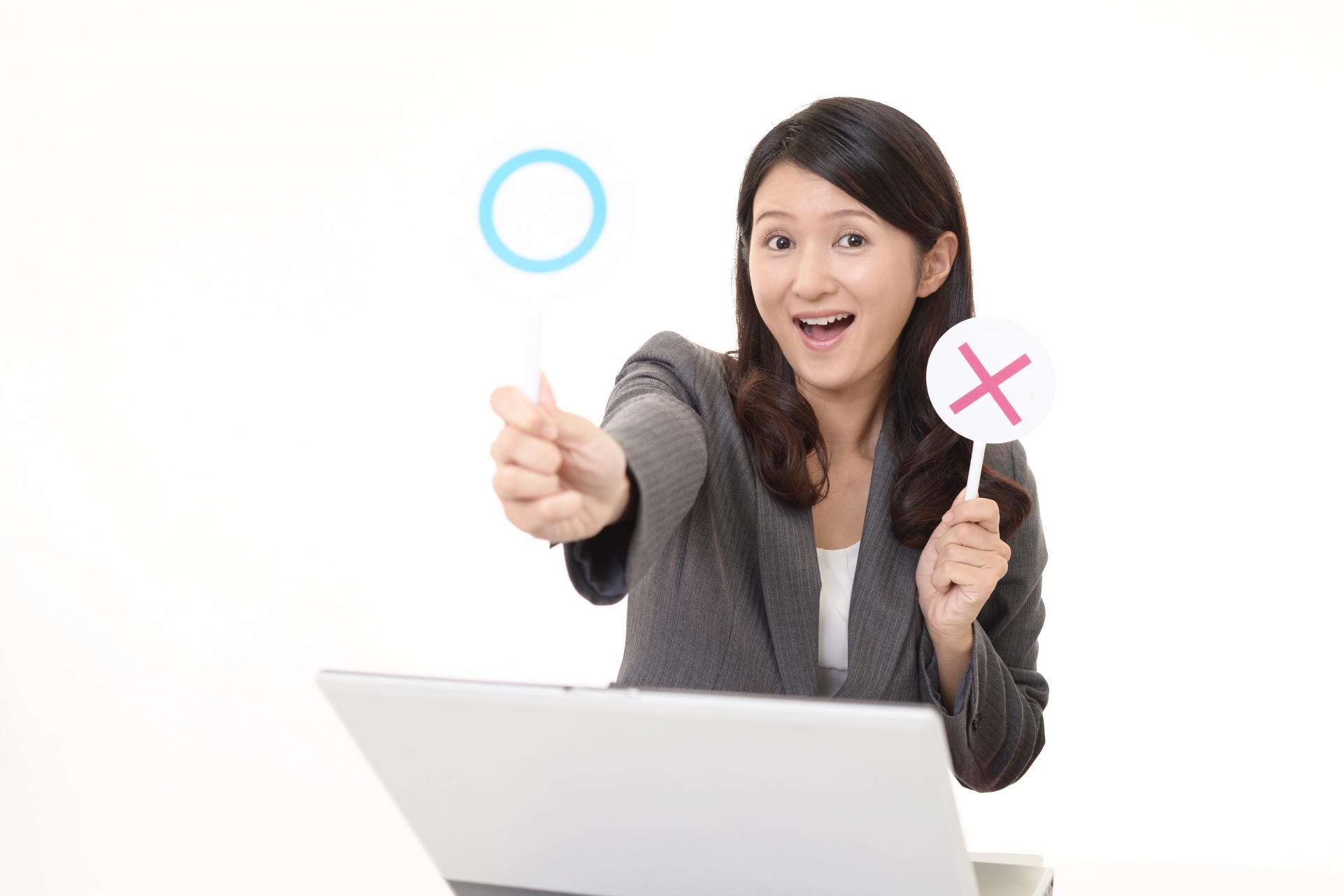 〇印のカードで評価している女性