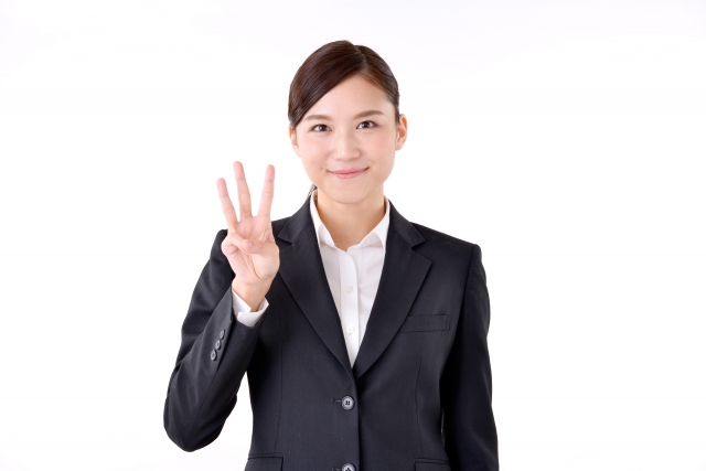 3つのおすすめポイントを紹介している女性