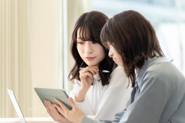 ミーティングする2人の女性