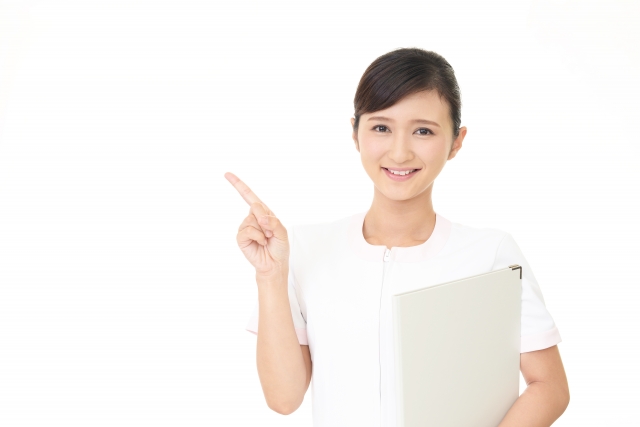 ポイントを説明している女性