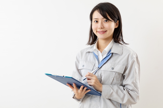 ファイルを持って安全性や品質管理をしている女性