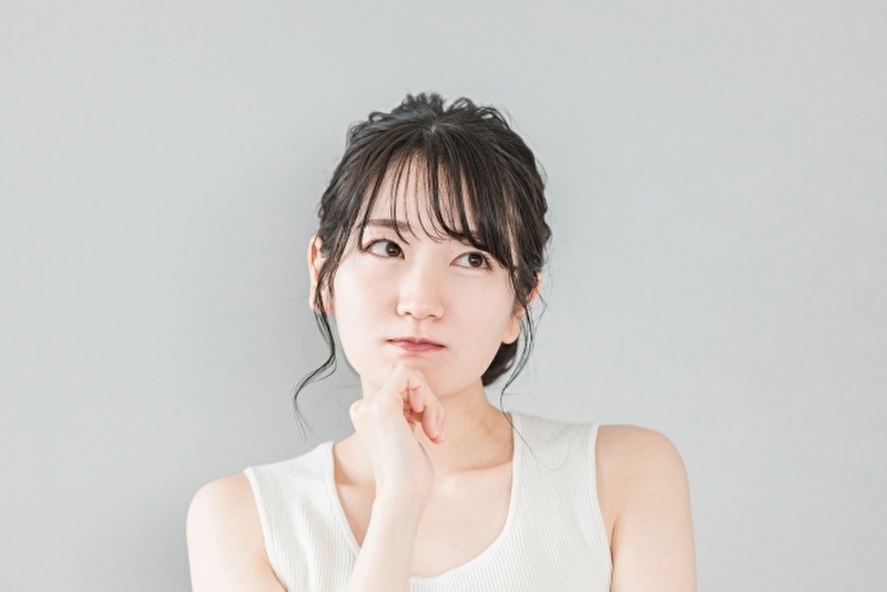 考え事をしている女性