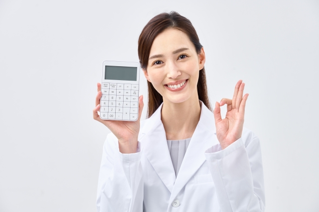 電卓を持ってOKサインをする白衣の女性