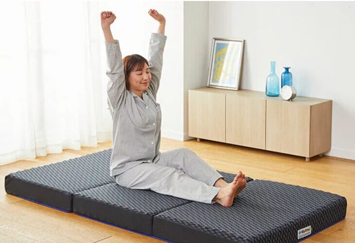 マットレスから寝起きの女性