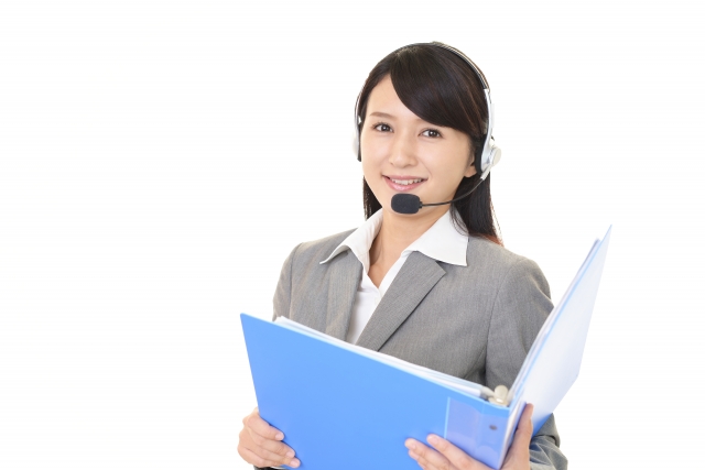 ファイルを持って説明している女性
