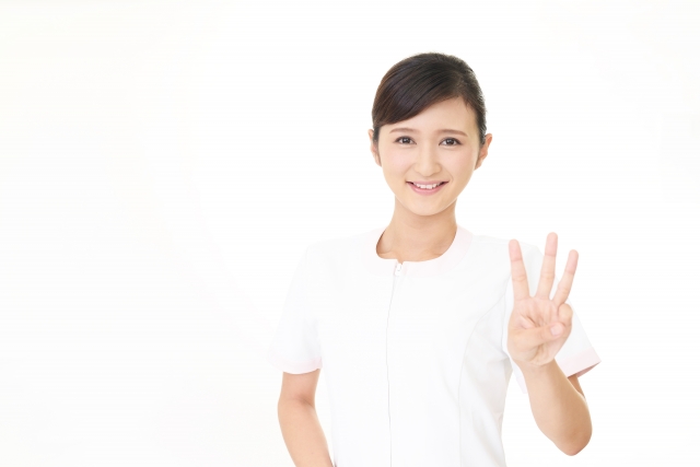 左手の3本指を立てて、おすすめポイントを紹介している