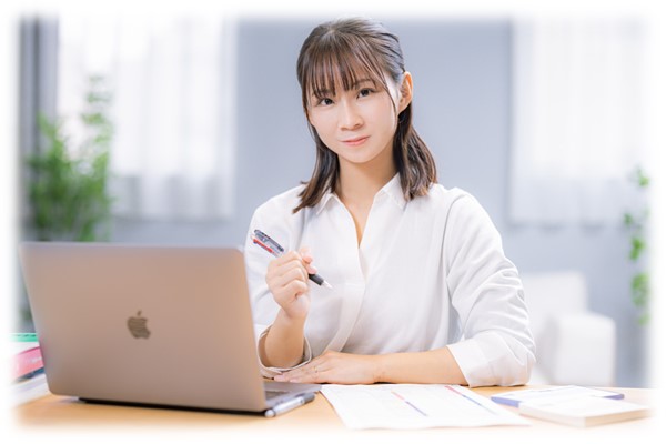 ノートパソコンで調べものをしている女性