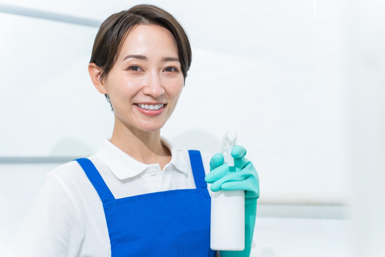 掃除を試用としている女性
