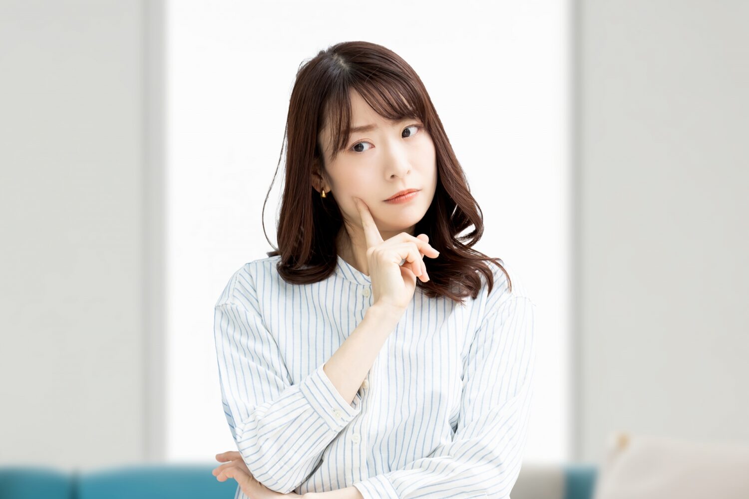思案している女性
