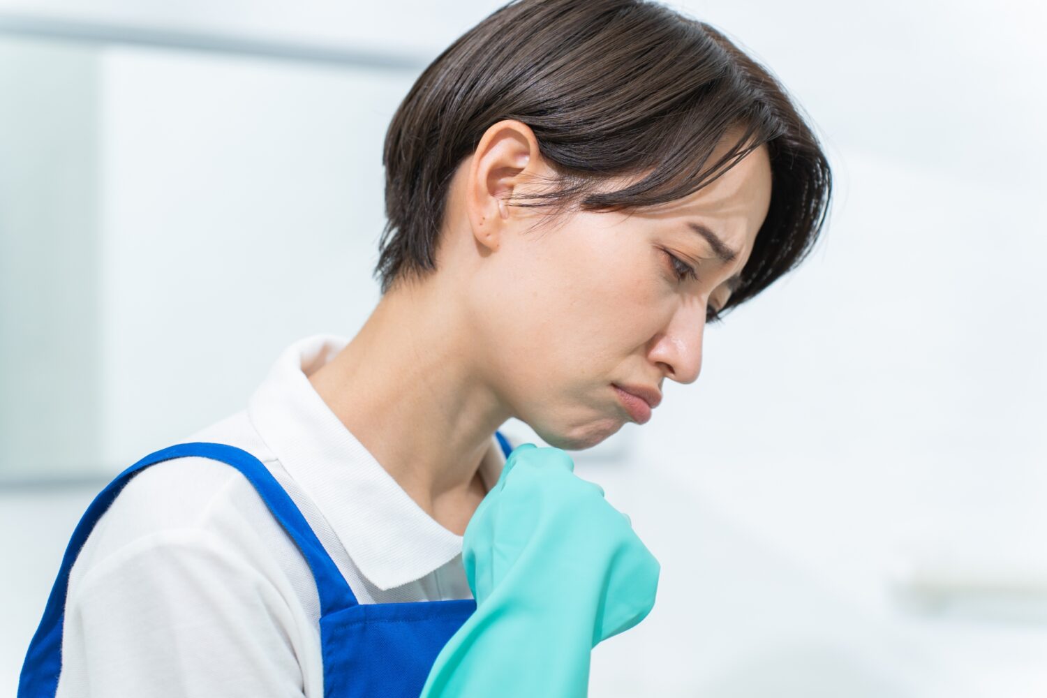 掃除の仕方で悩んでいる女性