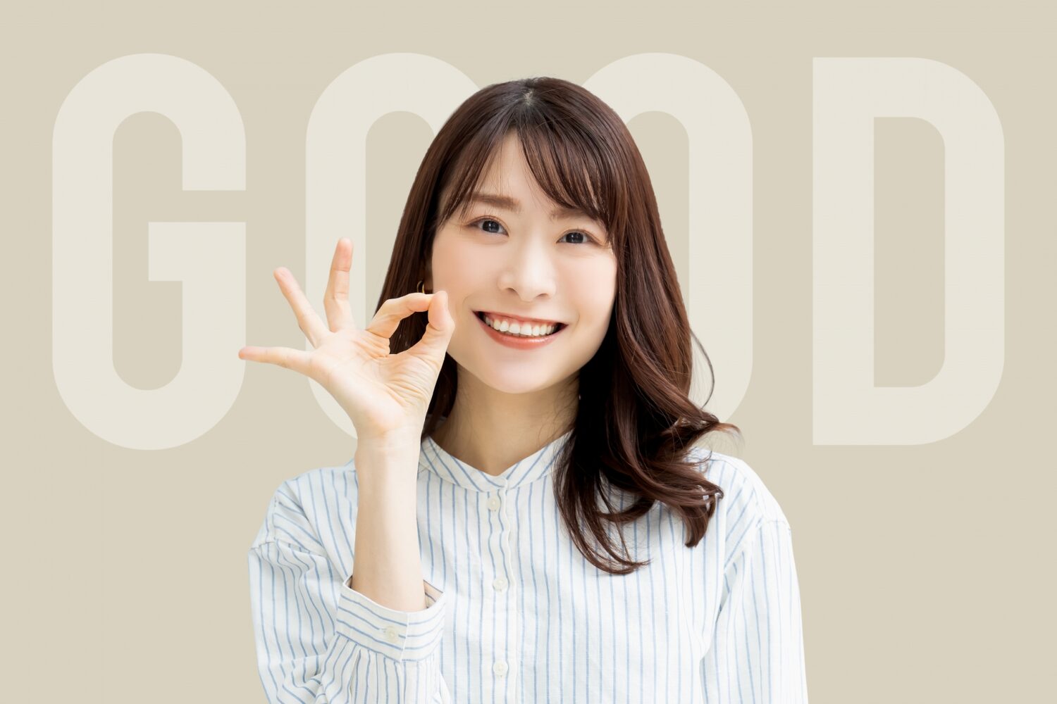 グッドサインを出している女性