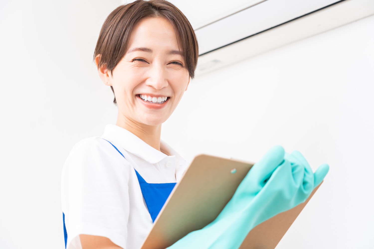 掃除の仕方を計画している女性