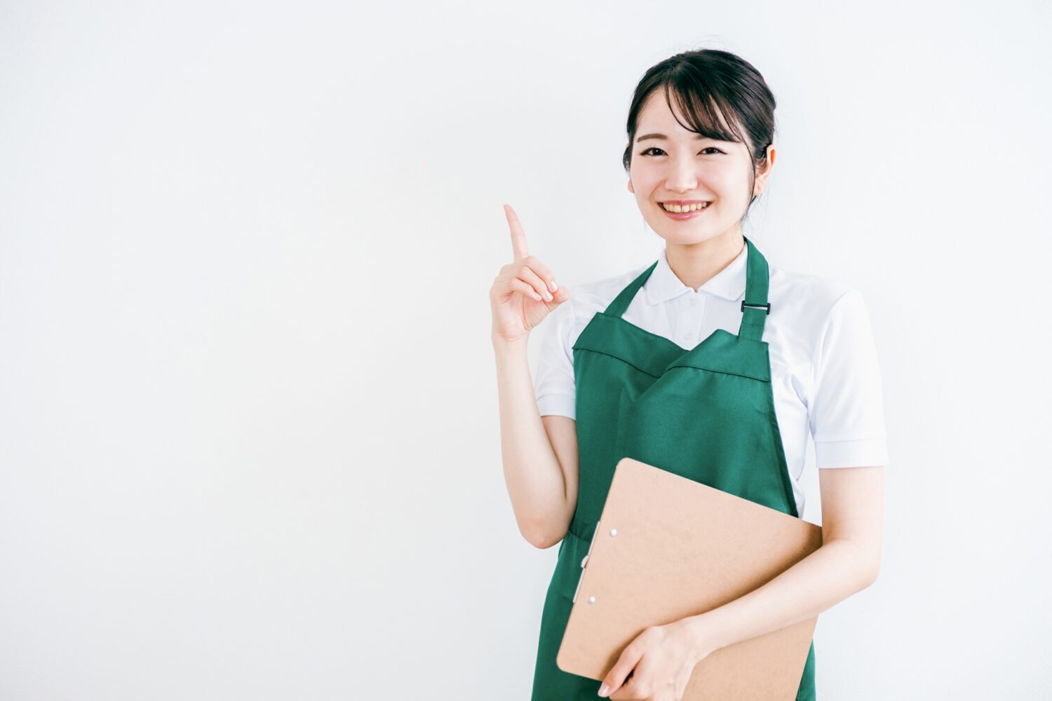 ファイルを持って人差し指を立てて案内している女性