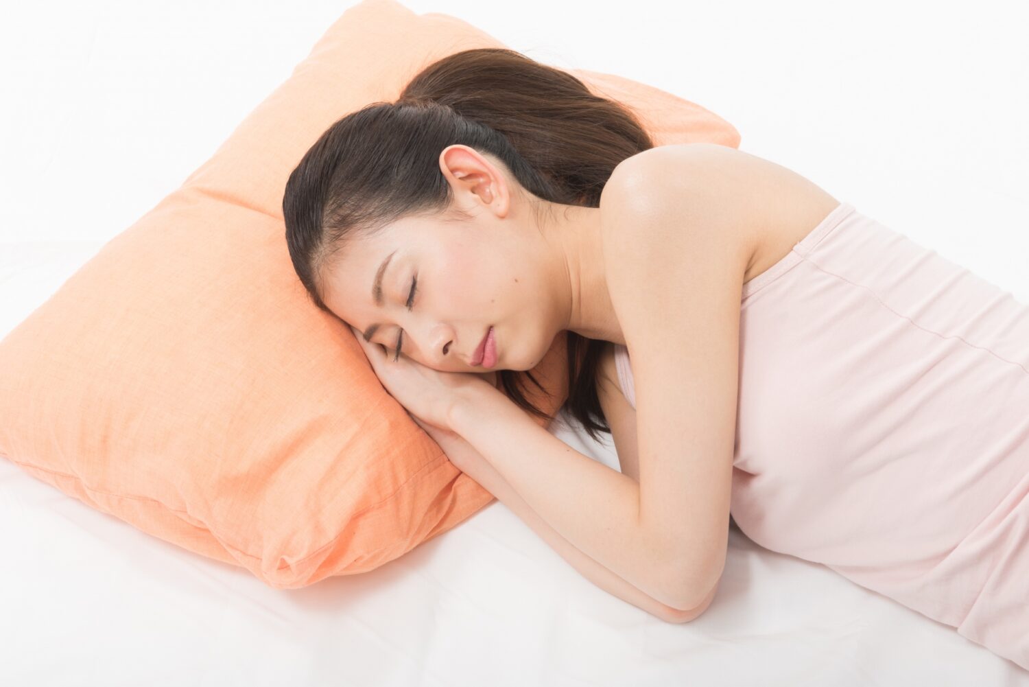横向き寝の女性