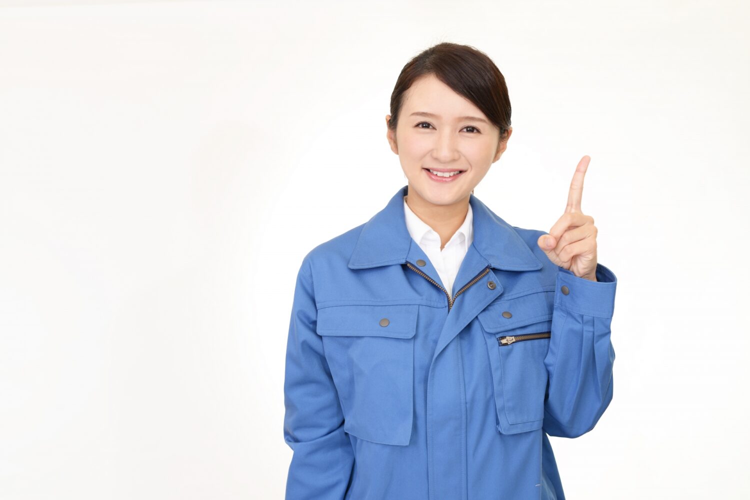 指を立ててポイントを案内している女性