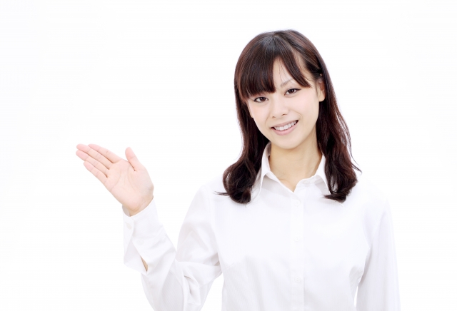 案内している女性