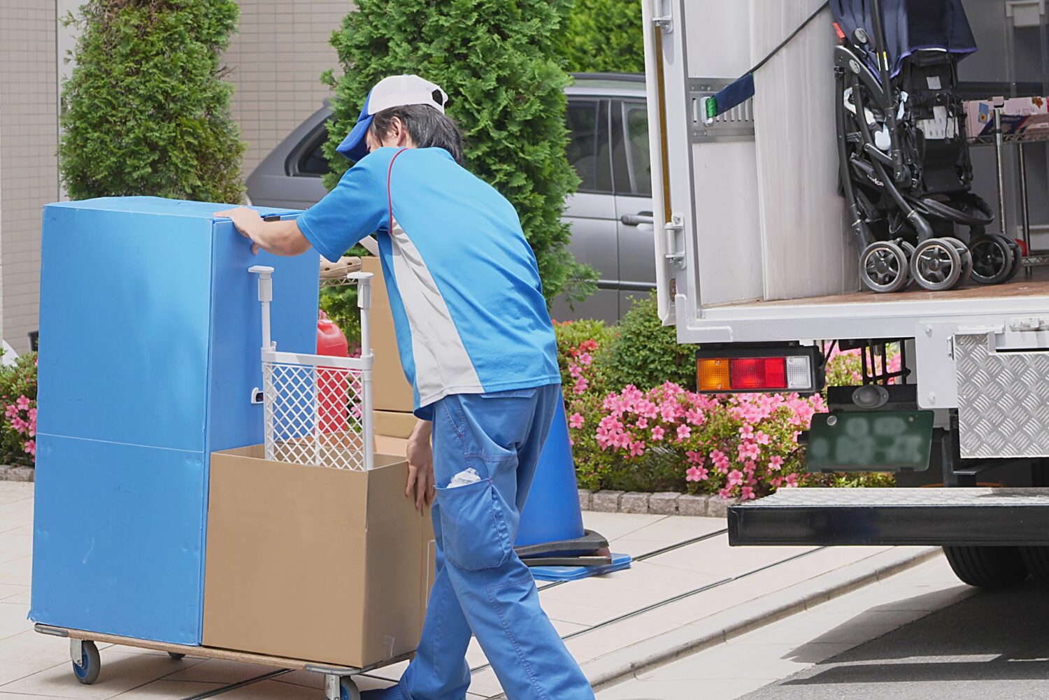 運搬作業をしている運送業者の男性