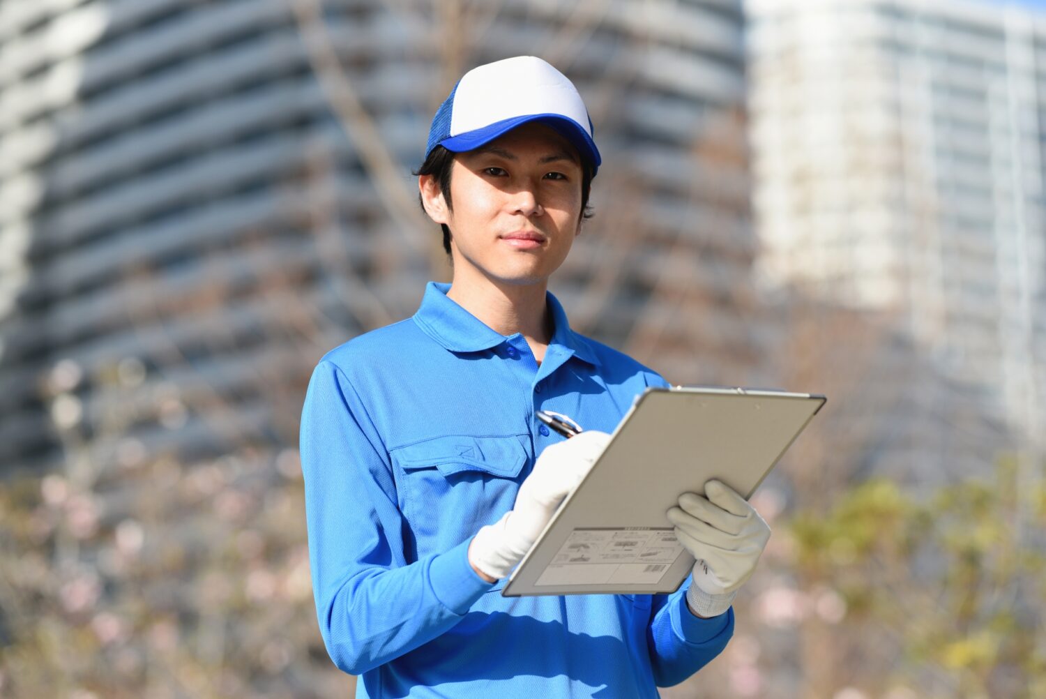 バインダーファイルを持ってチェックしている男性