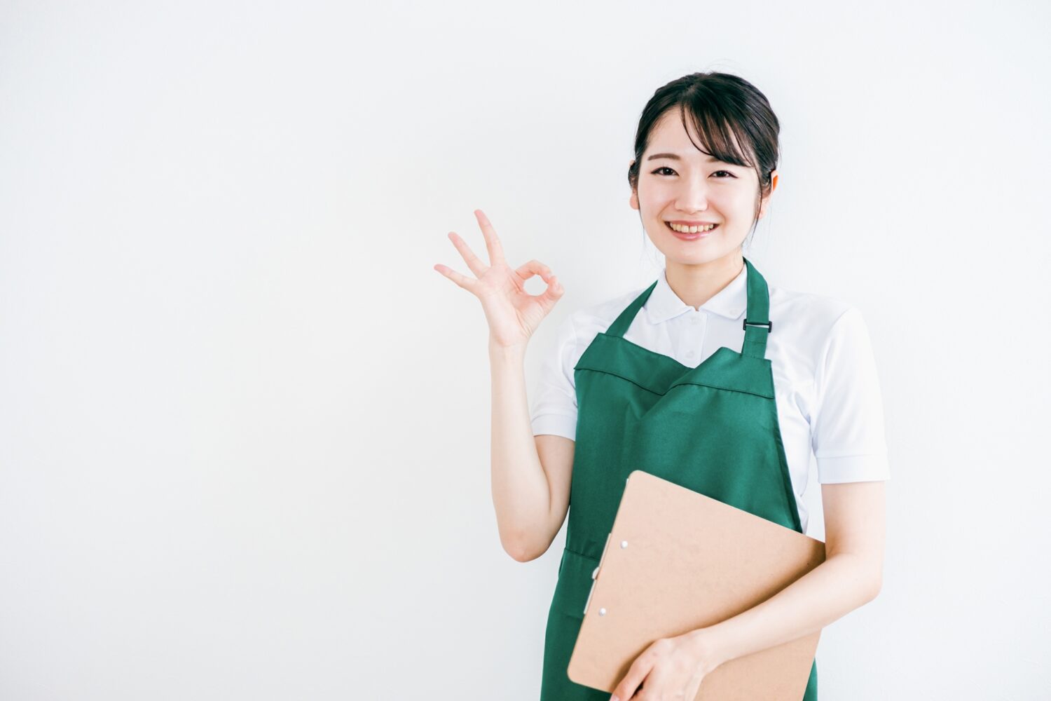 ファイルを持ってOKサインを出している女性